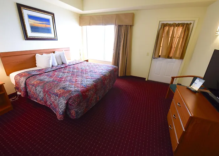 Mackinaw Beach And Bay Inn & Suites